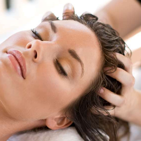 Очищающий и стимулирующий пилинг кожи головы с мятой и легким массажем