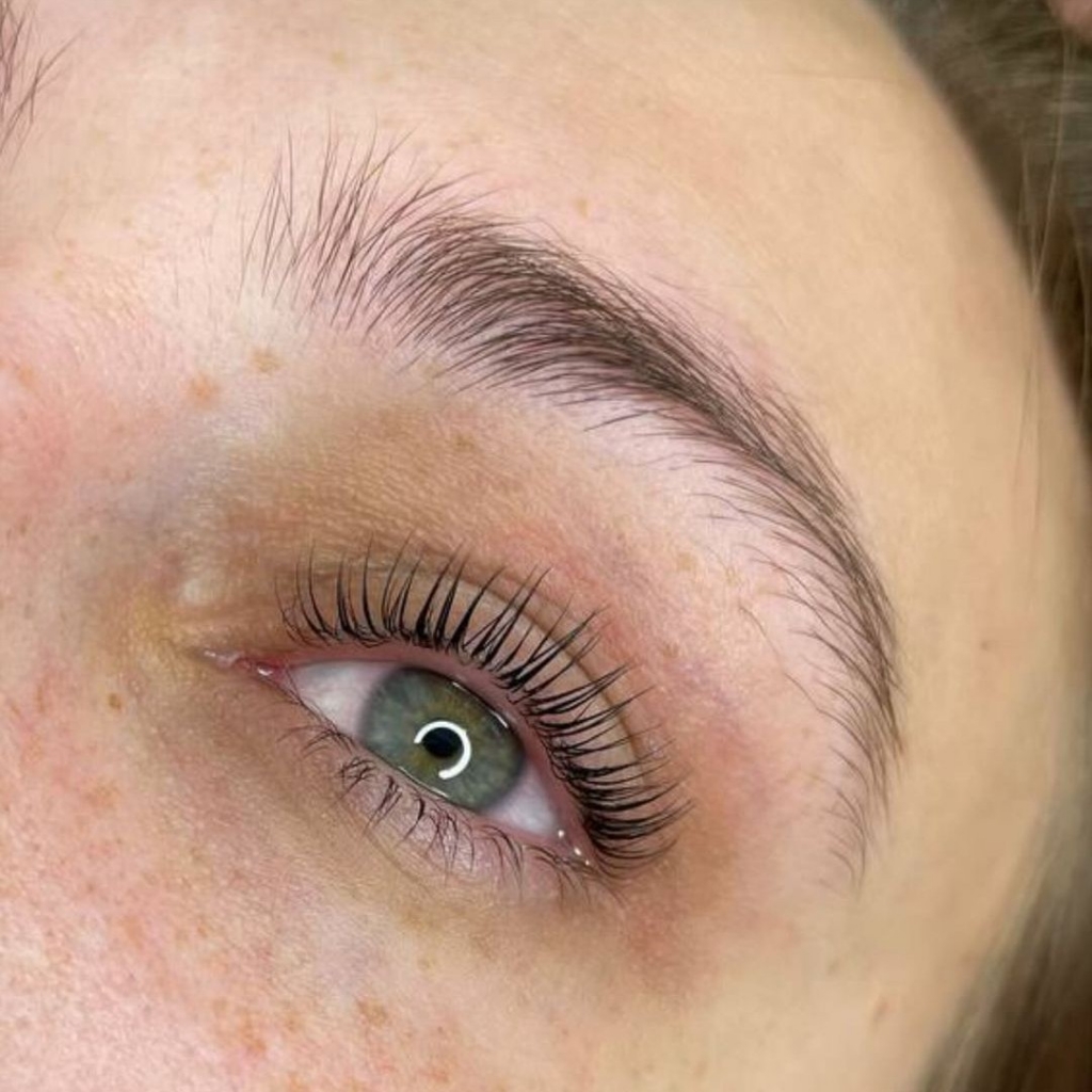 Покраска бровей или ресниц