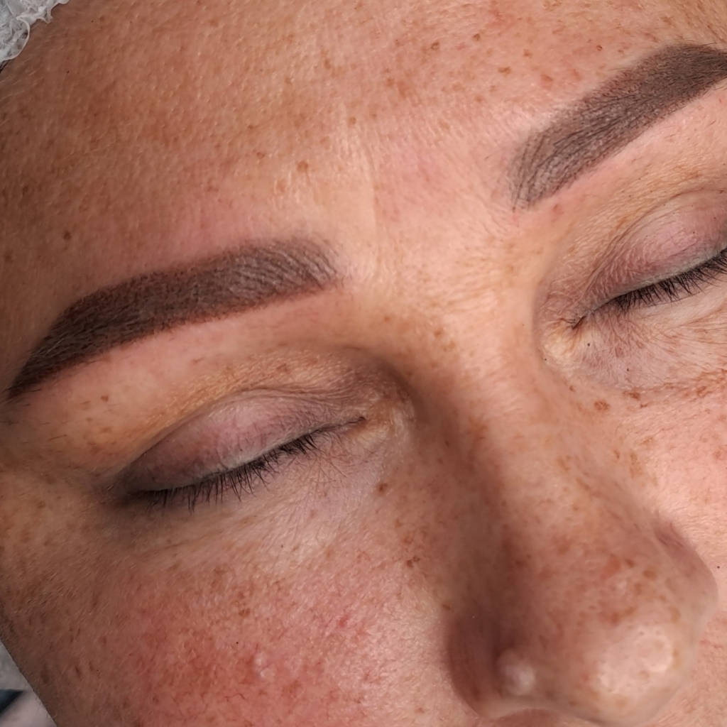 Рефреш (обновление) перманентного макияжа бровей