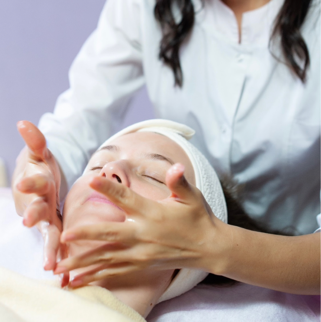 Массаж лица  на выбор: классический, скульптурный, гуаша, лимфодренажный, кобидо, буккальный ,комбинированный. Подберем вид массажа, который подойдет