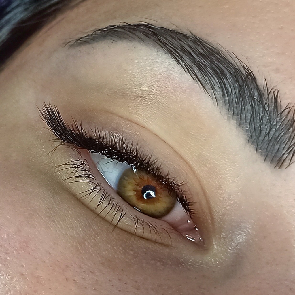 Наращивание ресниц 2D объема