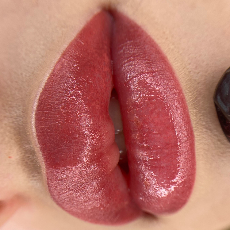 Перманентный макияж губ