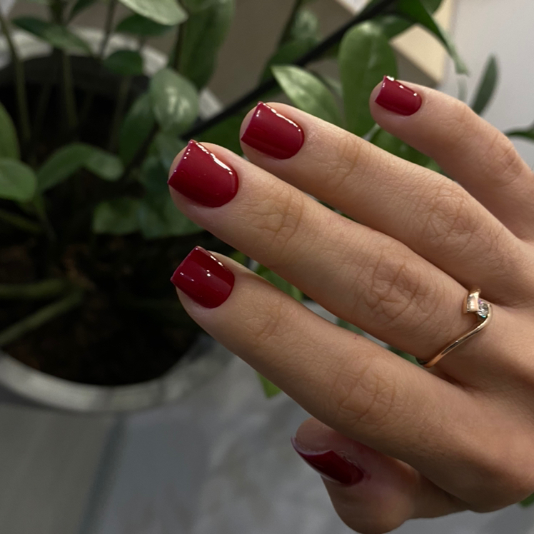 Маникюр с покрытием  и укреплением твердыми материалами