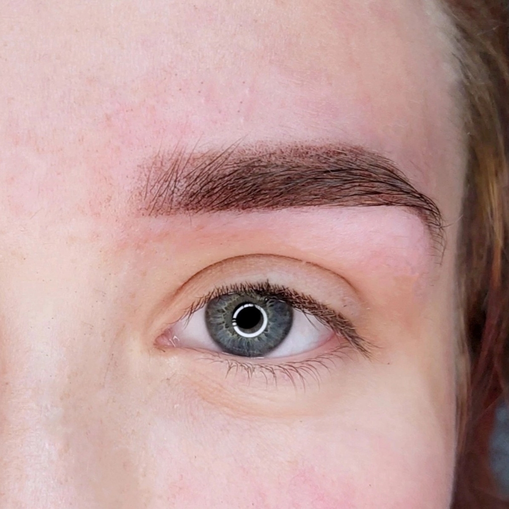 Перманентный макияж бровей