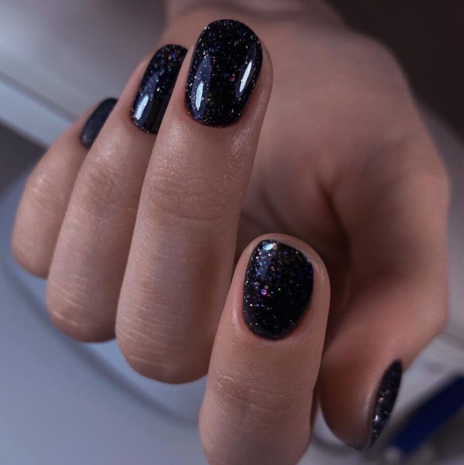 Маникюр с покрытием в один тон