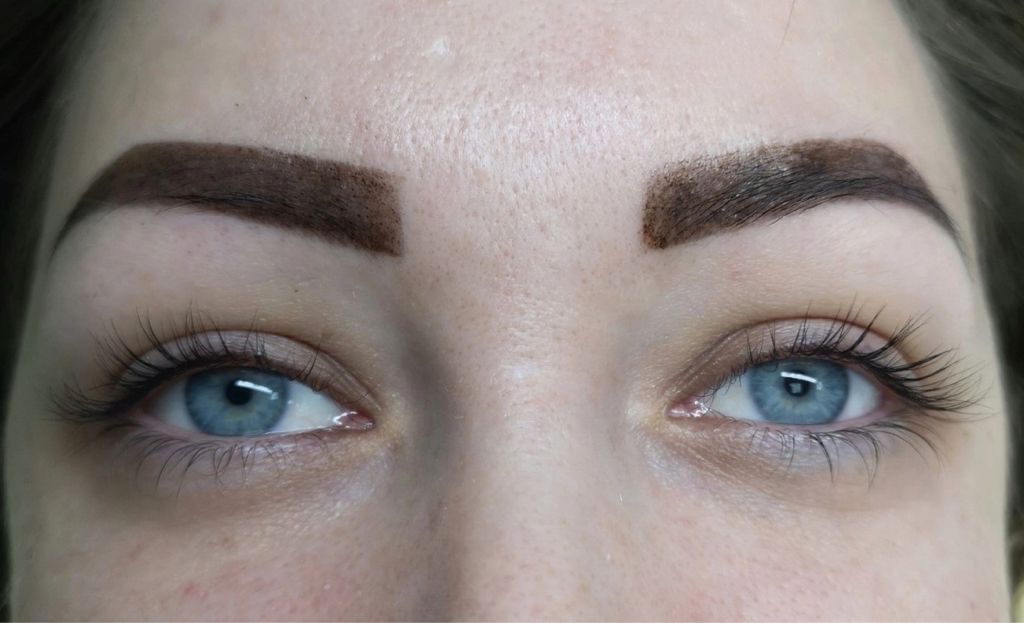 Окрашивание верхних ресниц краской
