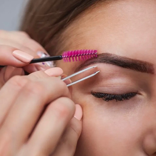 Коррекция бровей пинцетом