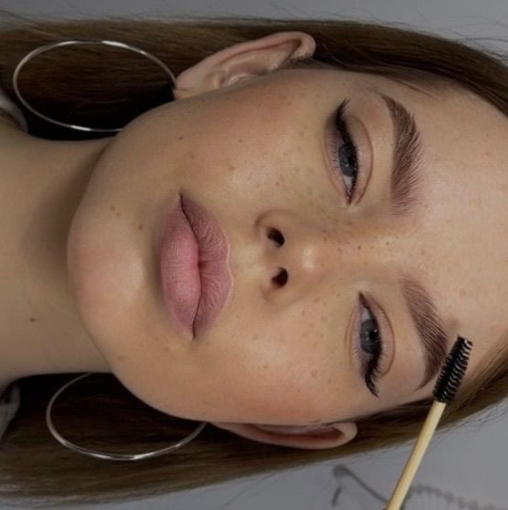 Коррекция бровей (воск/пинцет)