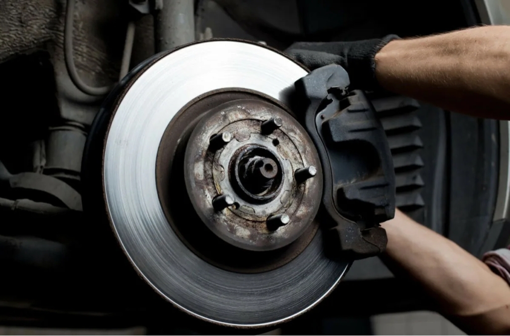 Замена передних тормозных дисков и колодок