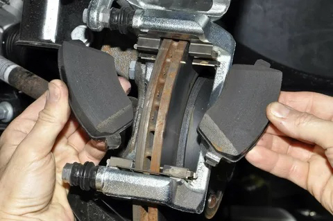 Замена задних дисков и колодок