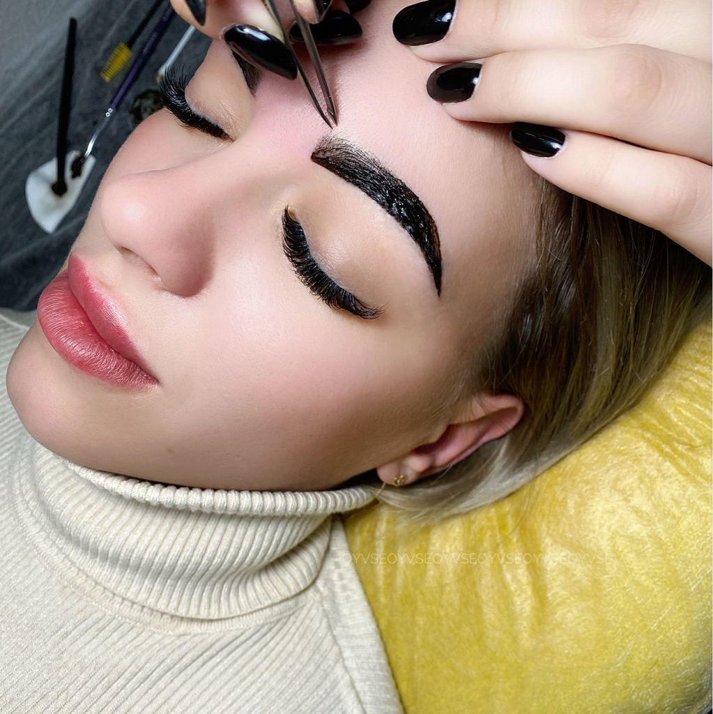 Коррекция бровей пинцетом