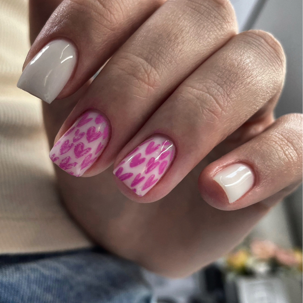 Маникюр с покрытием и дизайном