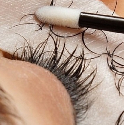 Снятие наращенных ресниц