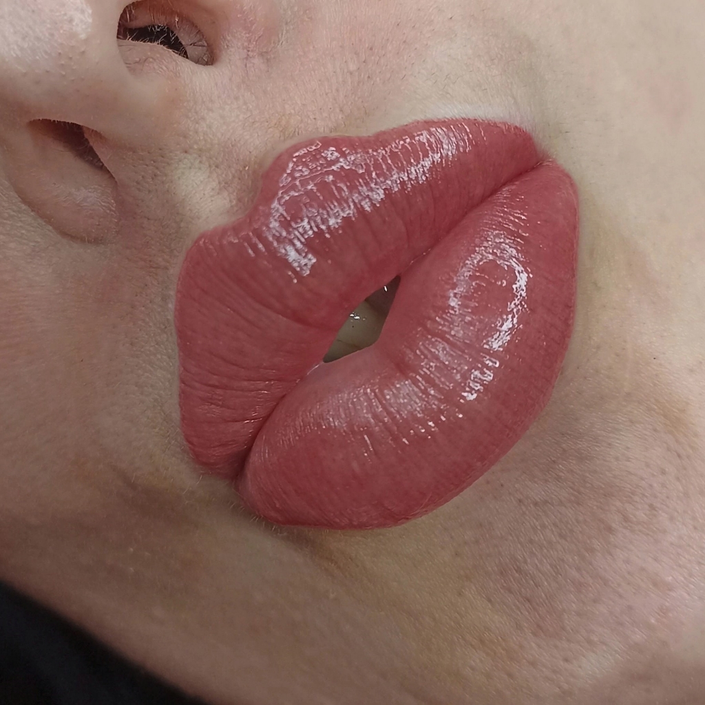 Перманентный макияж губ