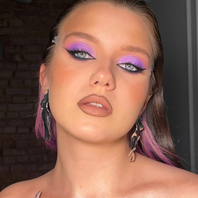 Яркий макияж «Цвет, графика, стразы»