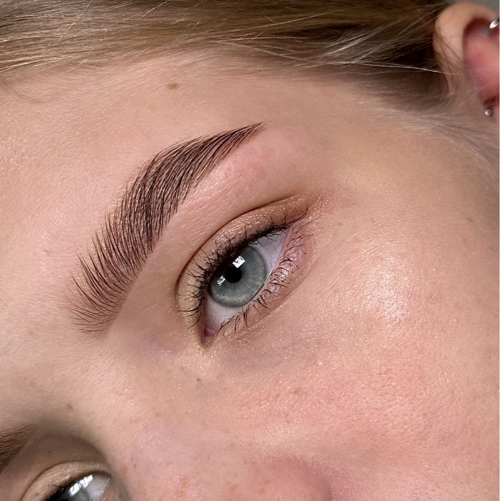 Коррекция бровей