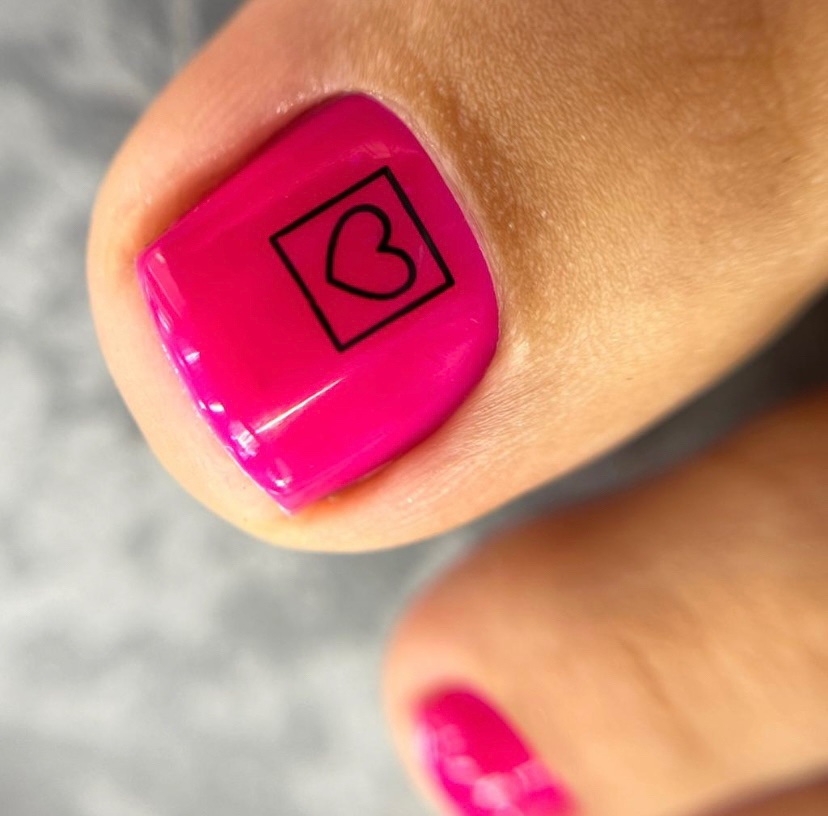 Педикюр с обработкой стоп и покрытием