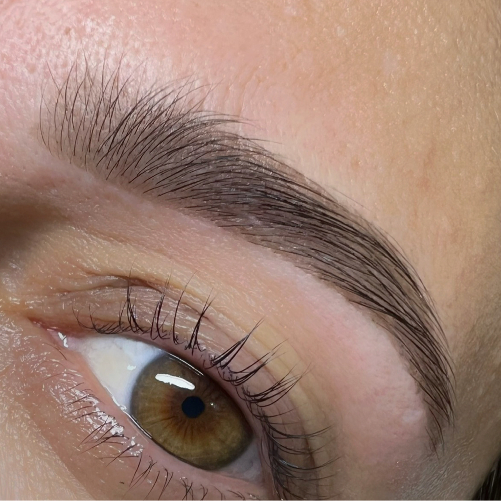 Брови(коррекция и окрашивание)