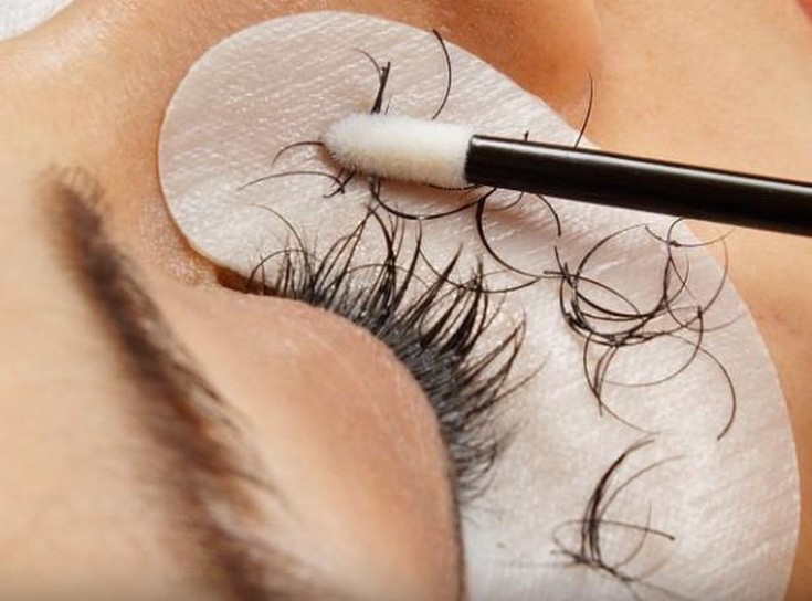 Снятие наращенных ресниц перед наращиванием/ламинированием