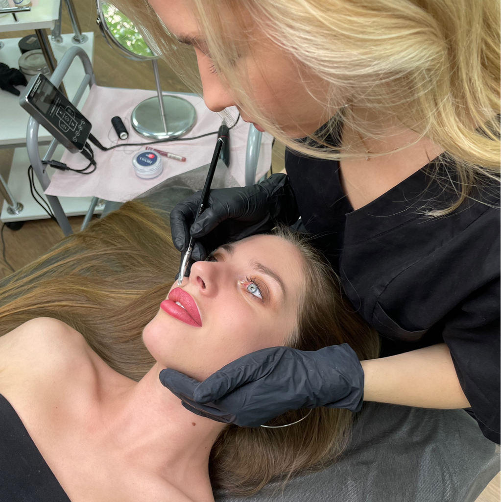 Коррекция губ (1-3 месяца после 1ой процедуры)