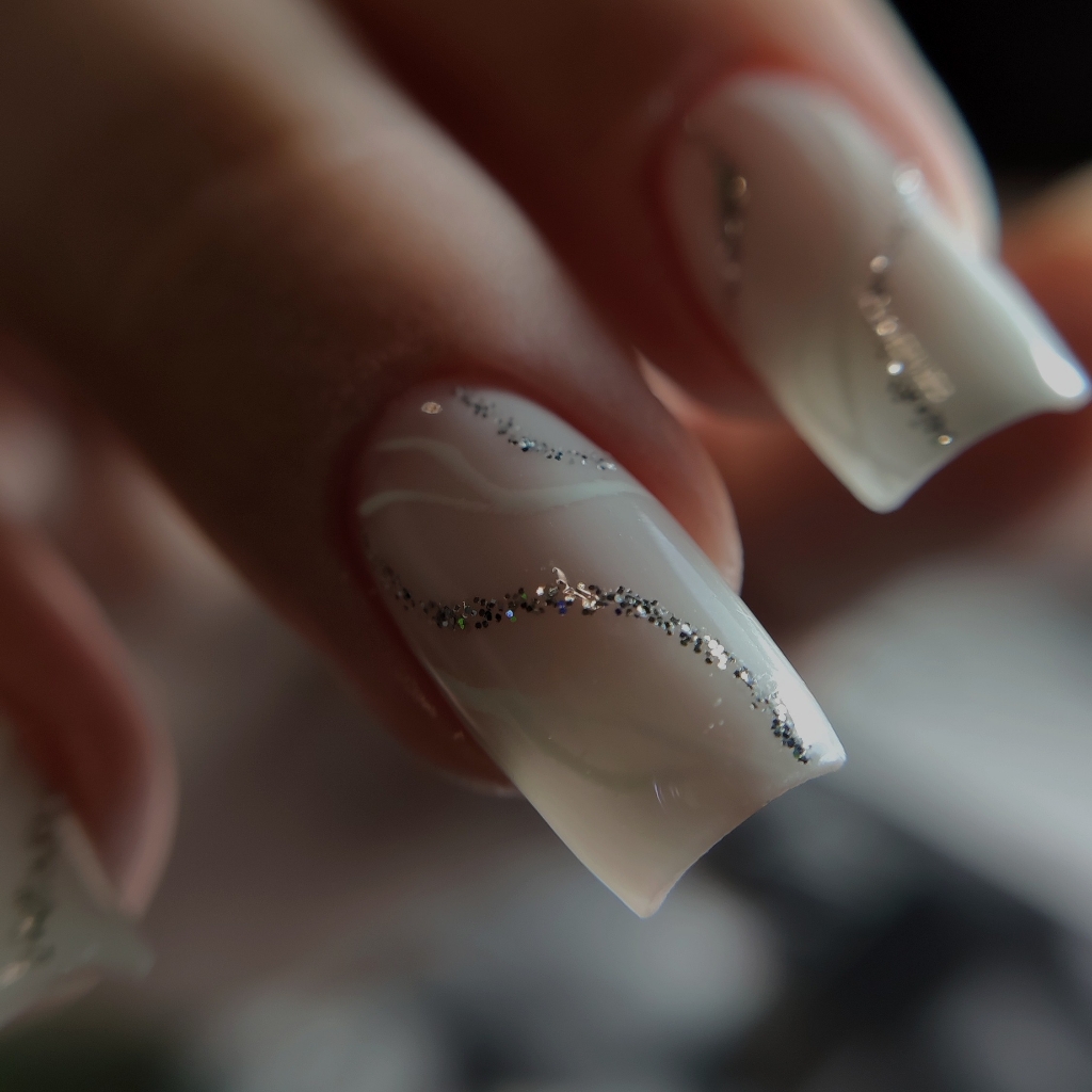 Дизайн "Я СЕЙЧАС ОСЛЕПНУ" (однослойная простая роспись с декором, 10 ногтей)