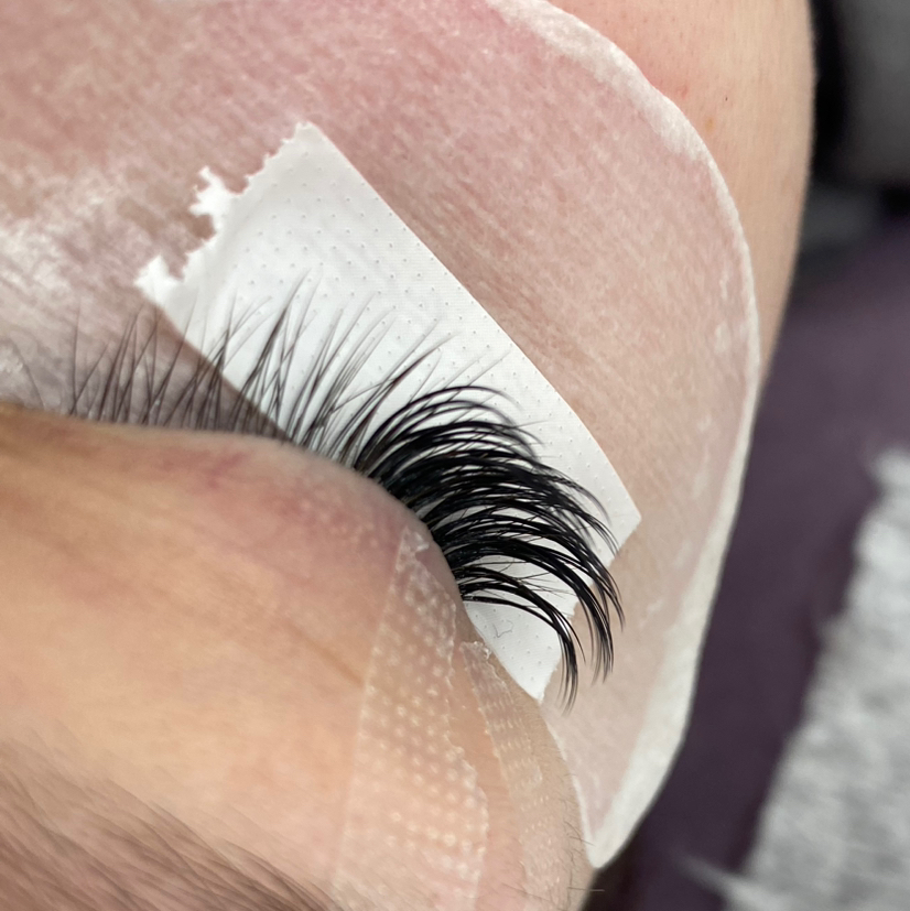 Снятие наращенных ресниц