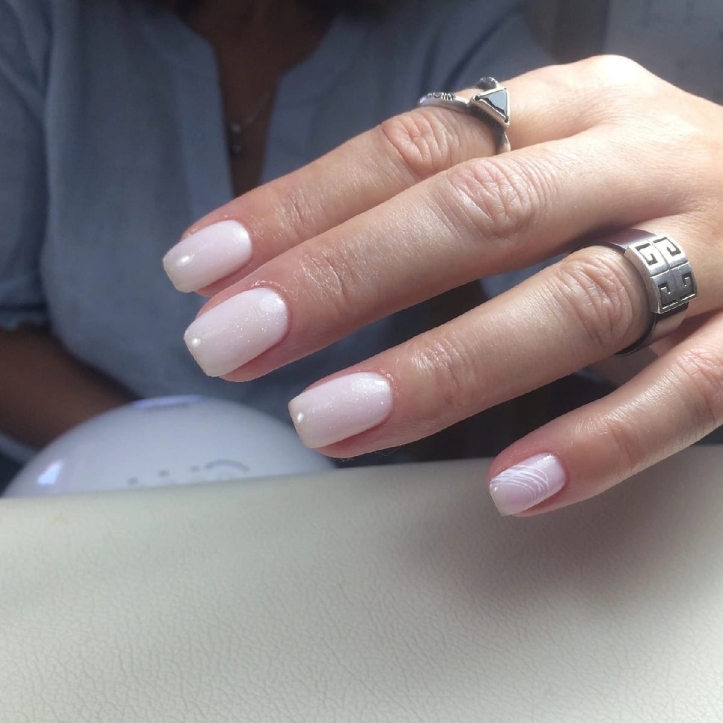 Маникюр с покрытием однотон