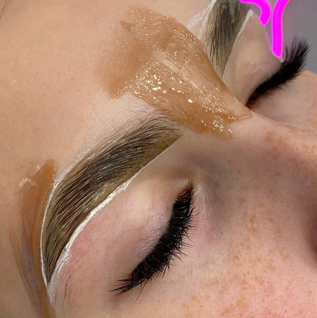 Коррекция бровей воск/пинцет