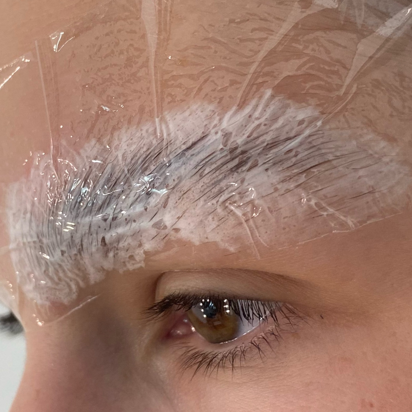 Долговременная укладка бровей с окрашиванием и коррекцией