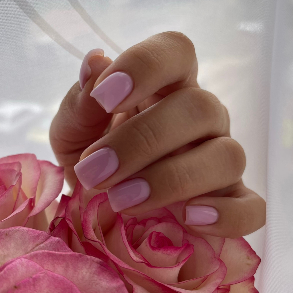 Маникюр + однотонное покрытие (снятие бесплатно).