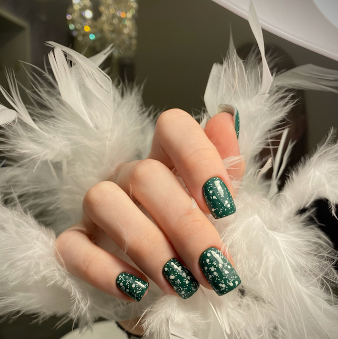 Маникюр с жестким укреплением и однотонным покрытием ( или наращивание)