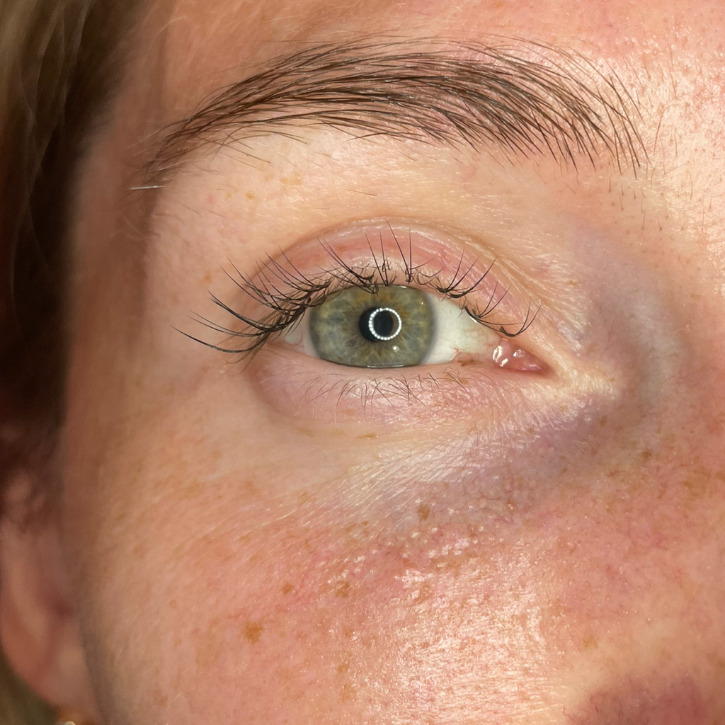 Снятие наращенный ресниц