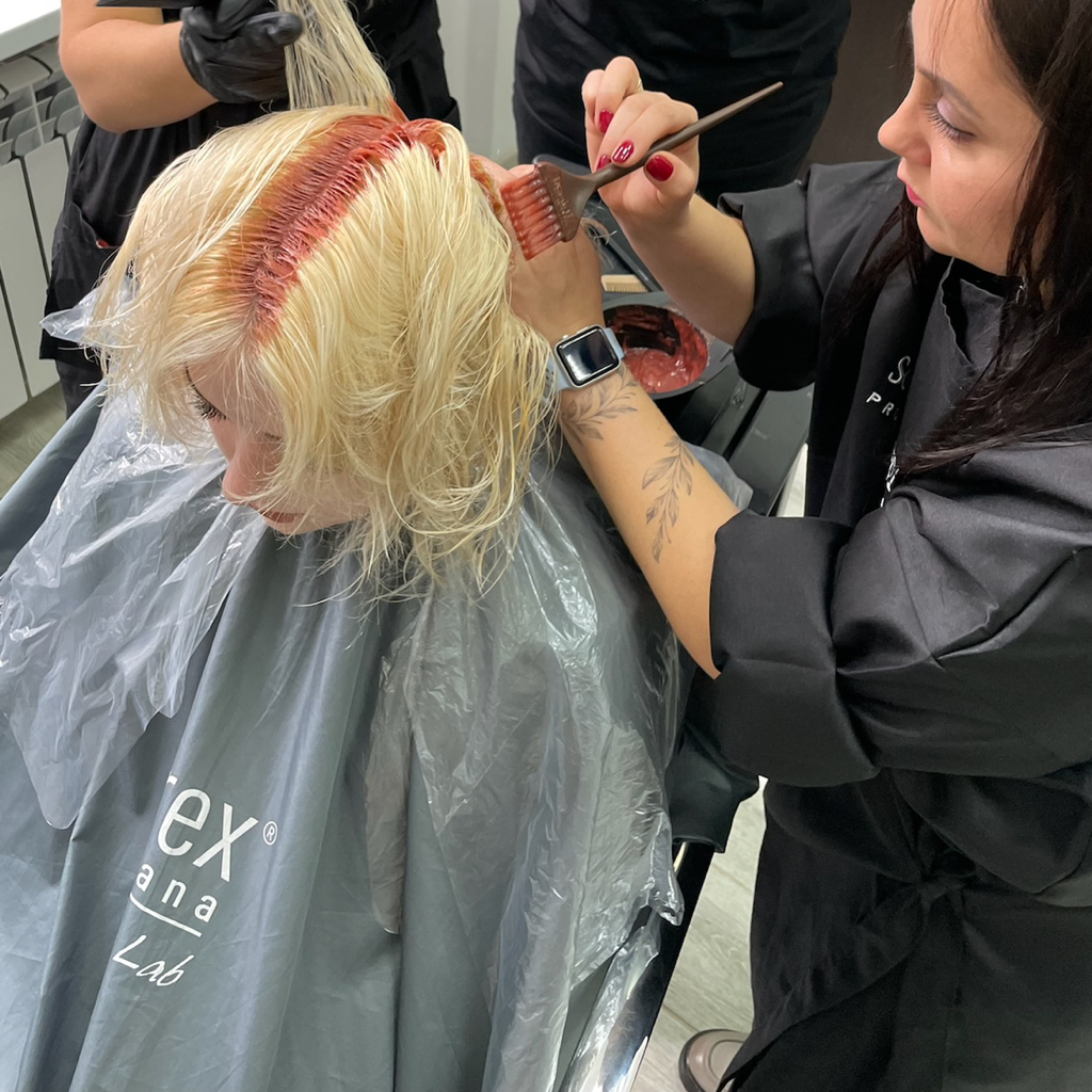 Окрашивание корней краской (до 2 см)