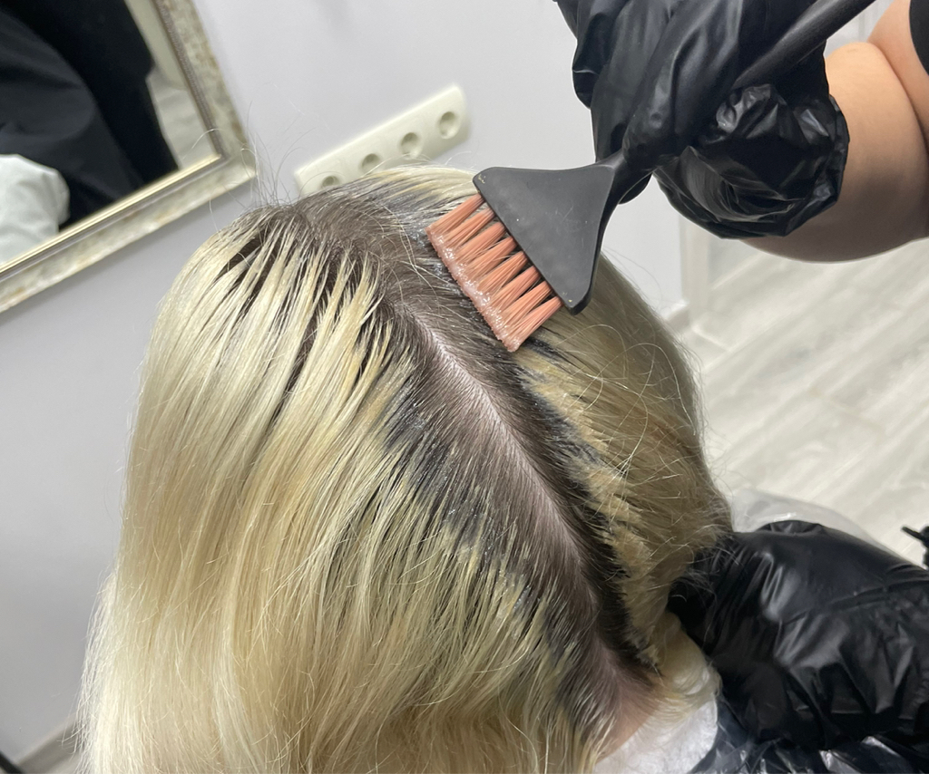 Окрашивание корней (в блонд): обесцвечивание с тонированием только Корней (до 2 см)