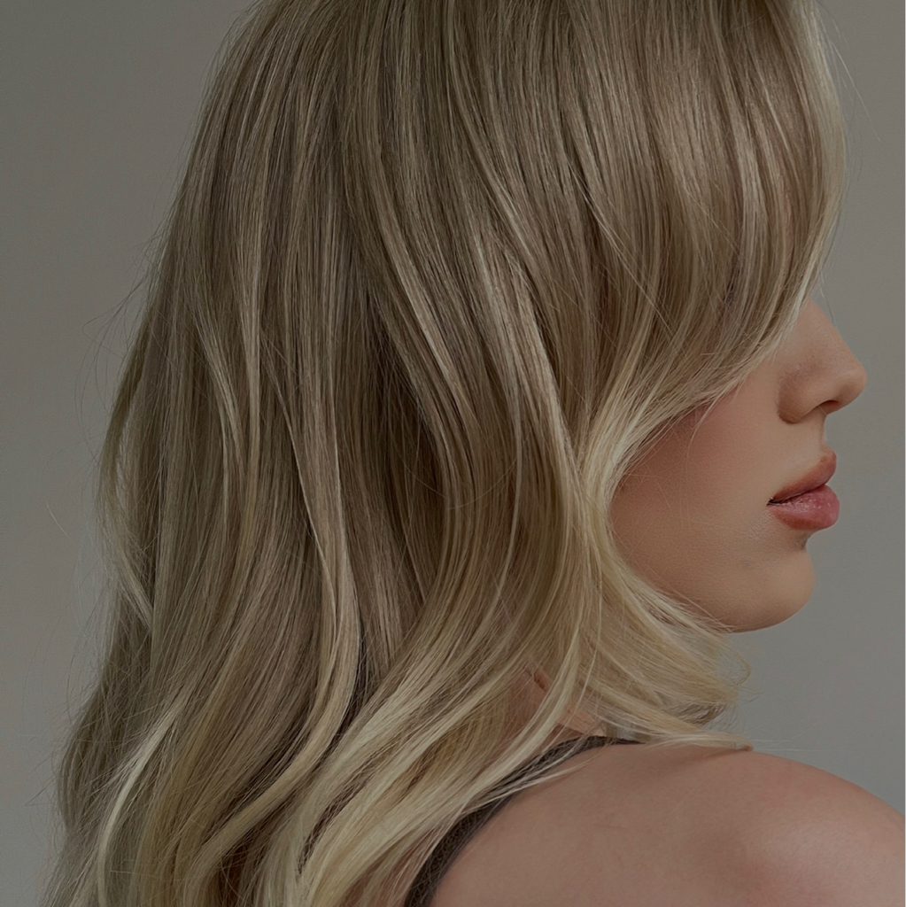 Контуринг + тонирование Добавление светлых прядей у лица + придание оттенка всем волосам, подходит для тех, у кого выполнен AirTouch не более 6-7 меся