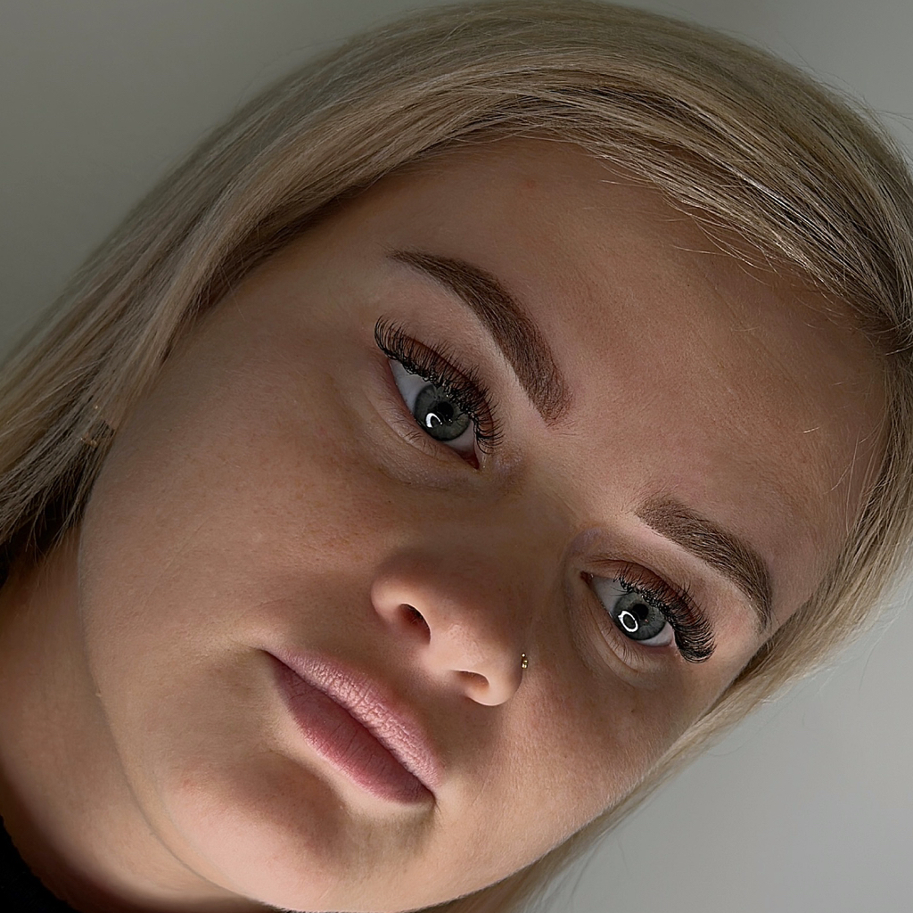 Моделирование и окрашивание бровей