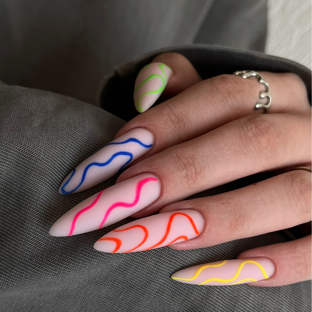 Коррекция наращивания ногтей