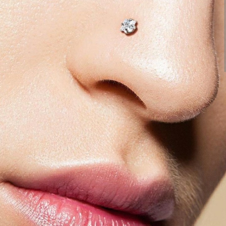 Прокол носа пистолетом