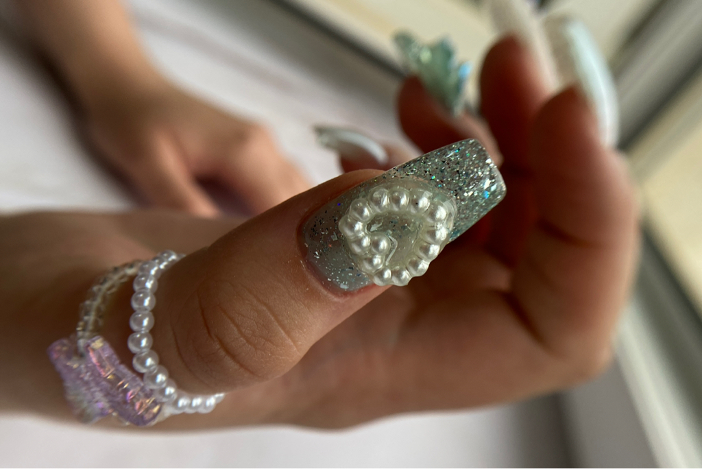 Маникюр с дизайном ( аэрография, выкладка страз)