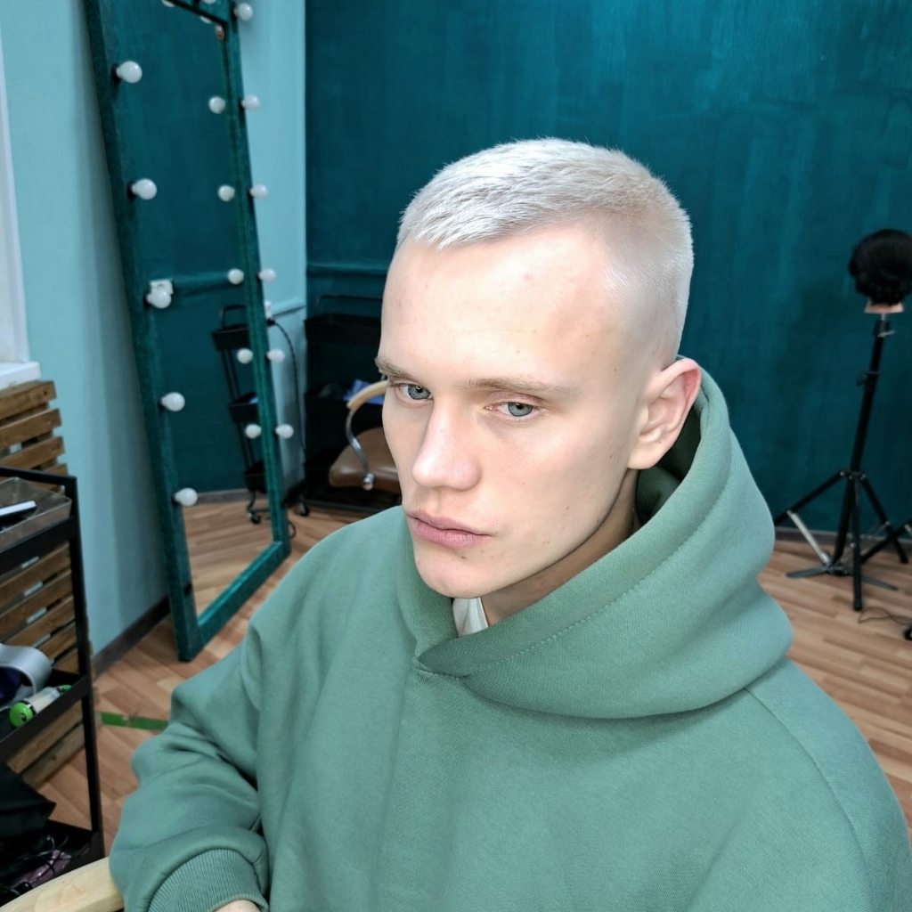 Мужская стрижка машинкой 1/2 насадки
(Мытье, стрижка и стайлинг).