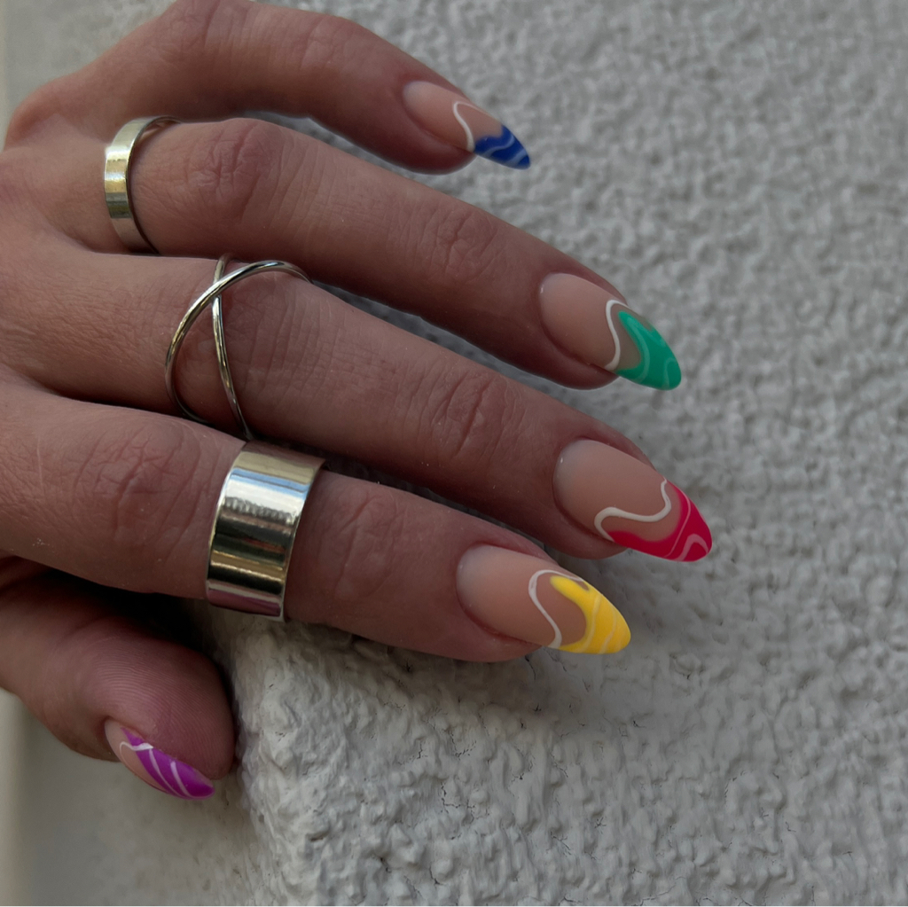 Маникюр средние M(2-4) однотон и легкий дизайн