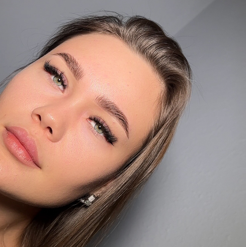 Коррекция бровей (воск + пинцет)