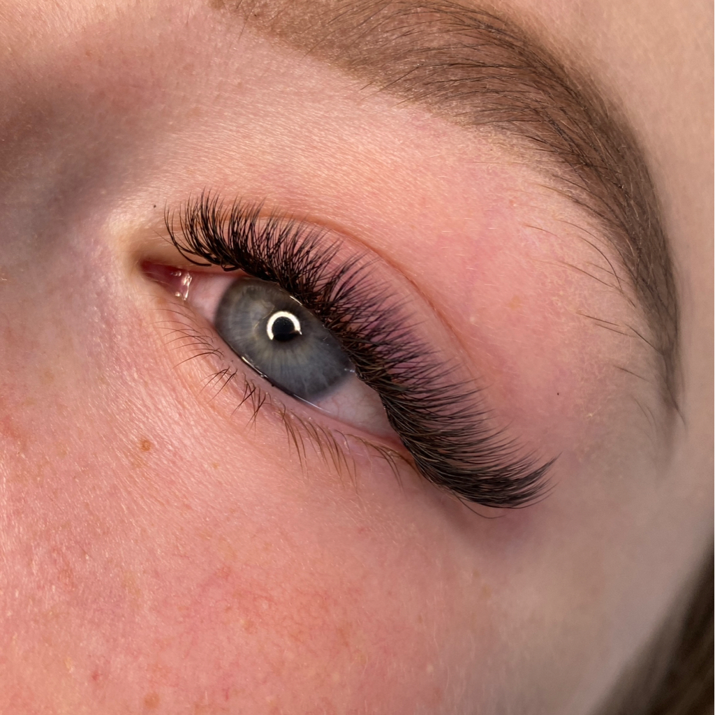 Объёмное наращивание ресниц 2,5D