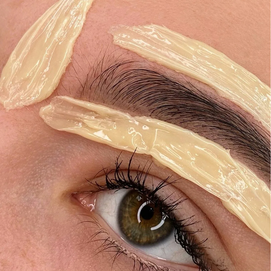 Оформление бровей воском