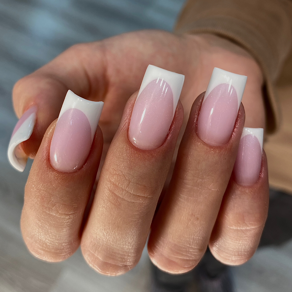 Выкладной френч на натуральных ногтях