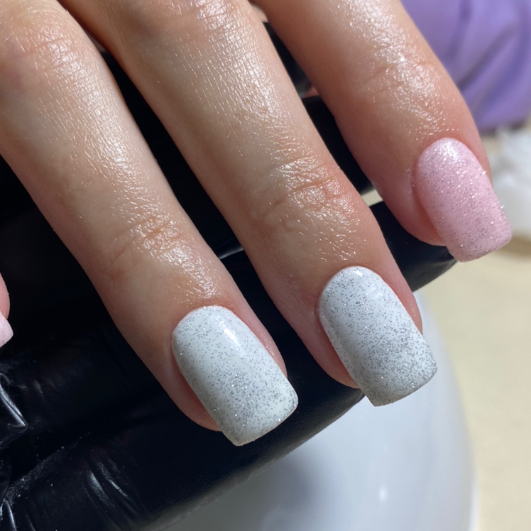 Маникюр с покрытием гель-лак однотон(лёгкий дизайн)