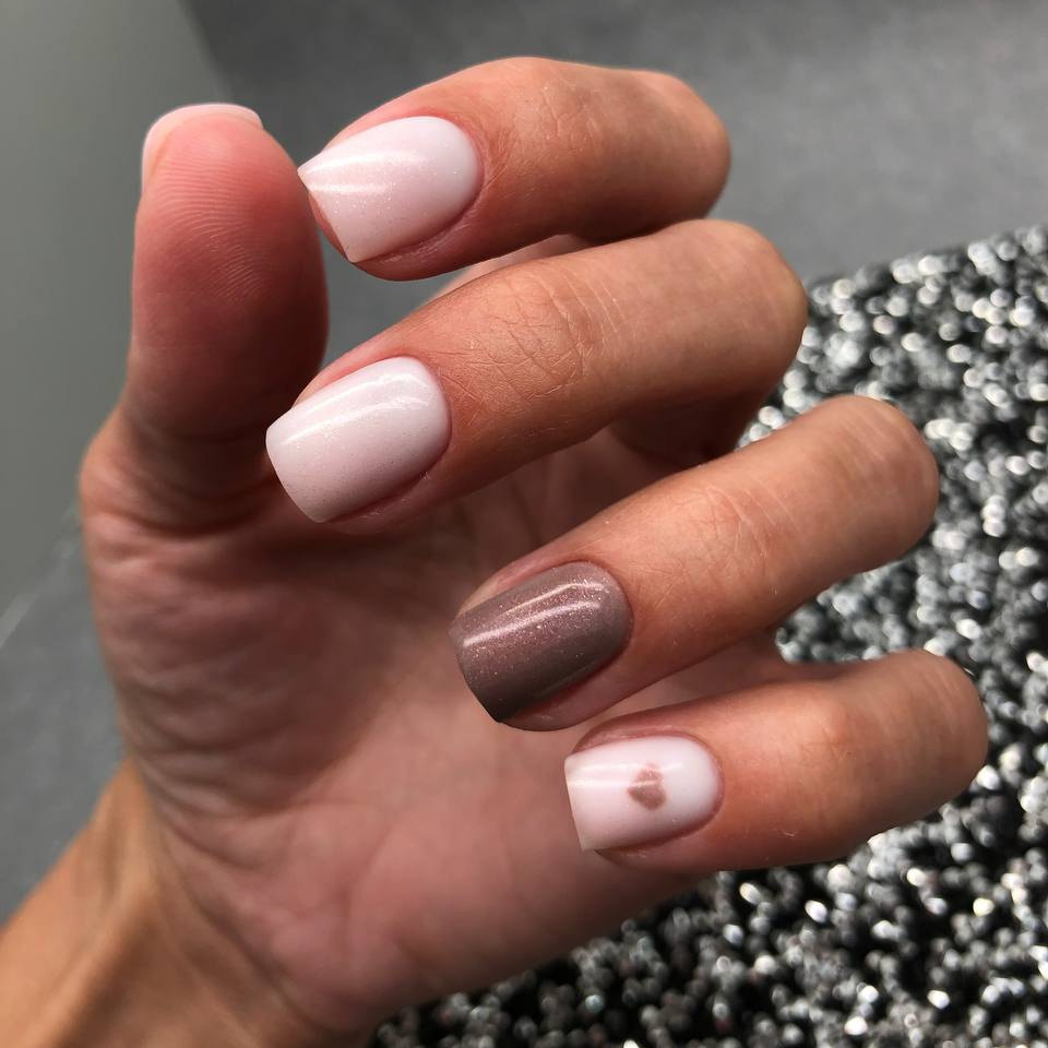 Дизайн: слайдер, стразы, несложный узор (за 1 ноготь)