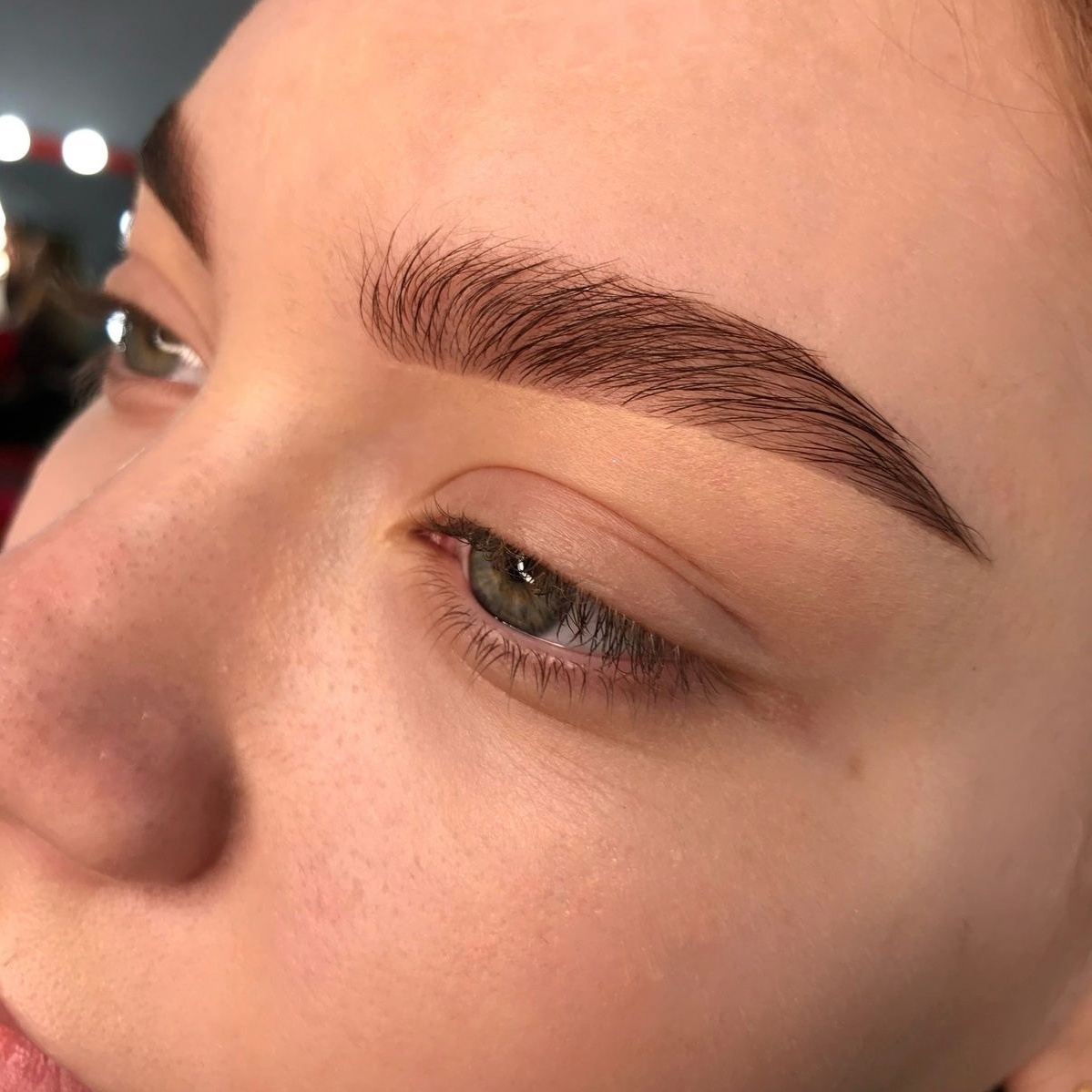 Женское оформление бровей