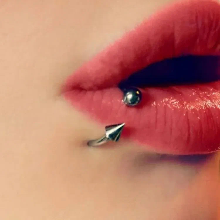 Прокол губы