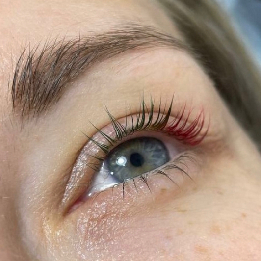 Колорирование натуральных ресниц с помощью цветных пигментов